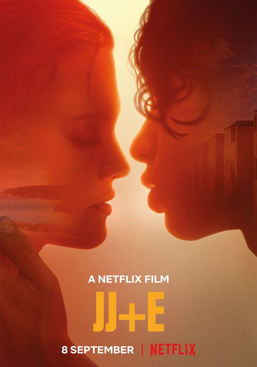 夜巡者顾青撑伞走过钟楼的画面